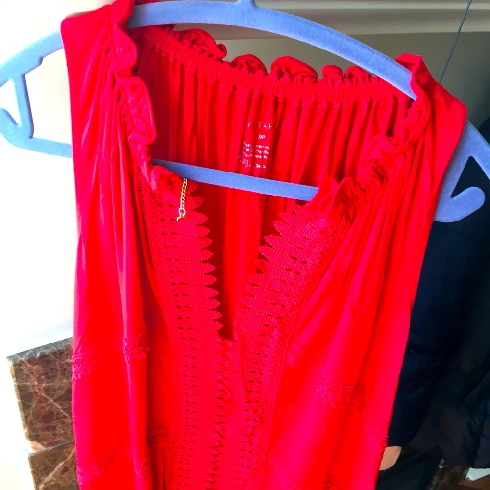Gorgeous Elie Tahari red top w/gold chain accent